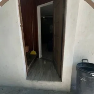 Foto actual: escalón de 20 cm en el acceso
