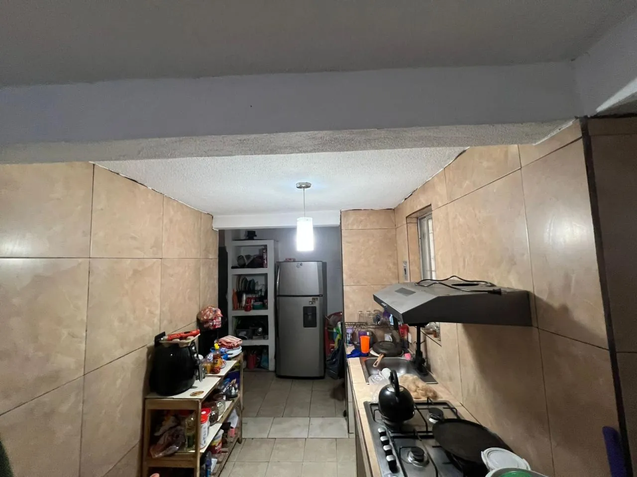 Foto actual de la cocina, larga y estrecha