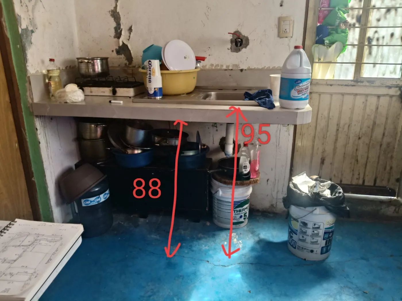Foto actual de la cocina: la tarja mide 88 y 95 cm de alto, anotado en rojo