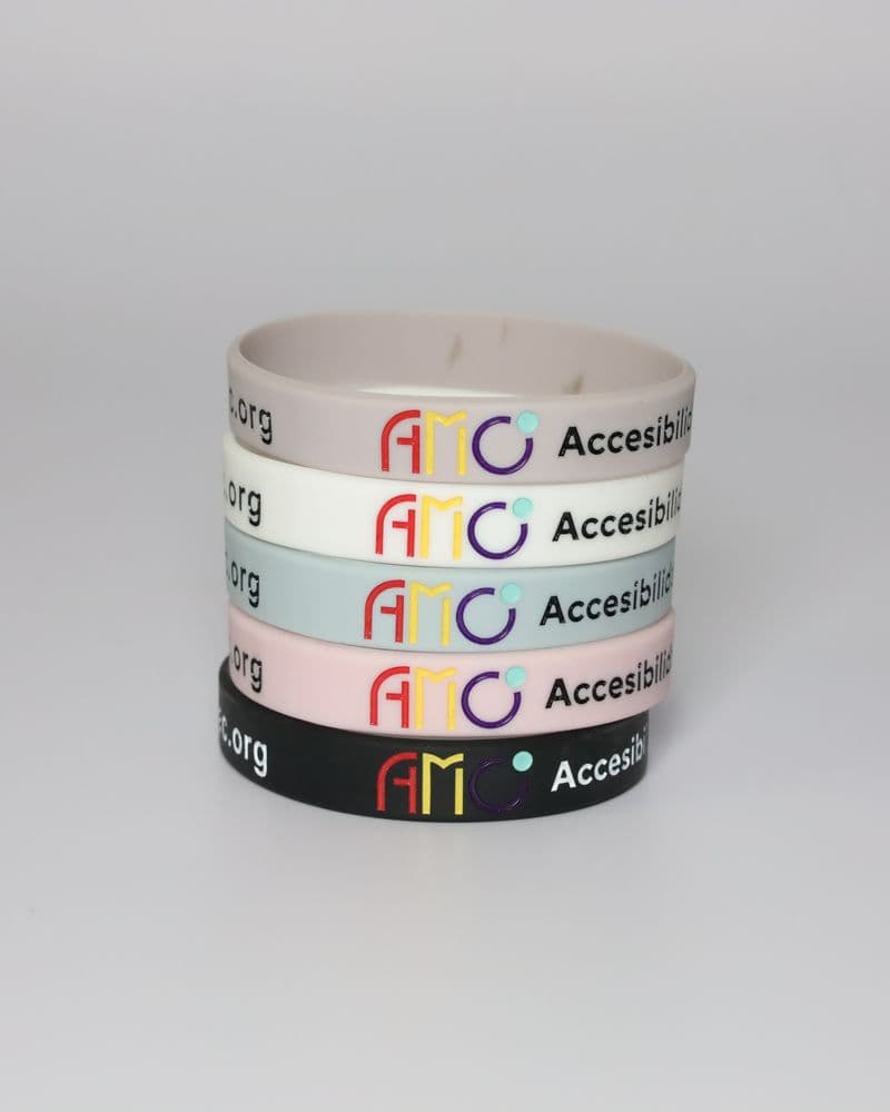 Pila de pulseras de AMO de los cinco colores, de cerca