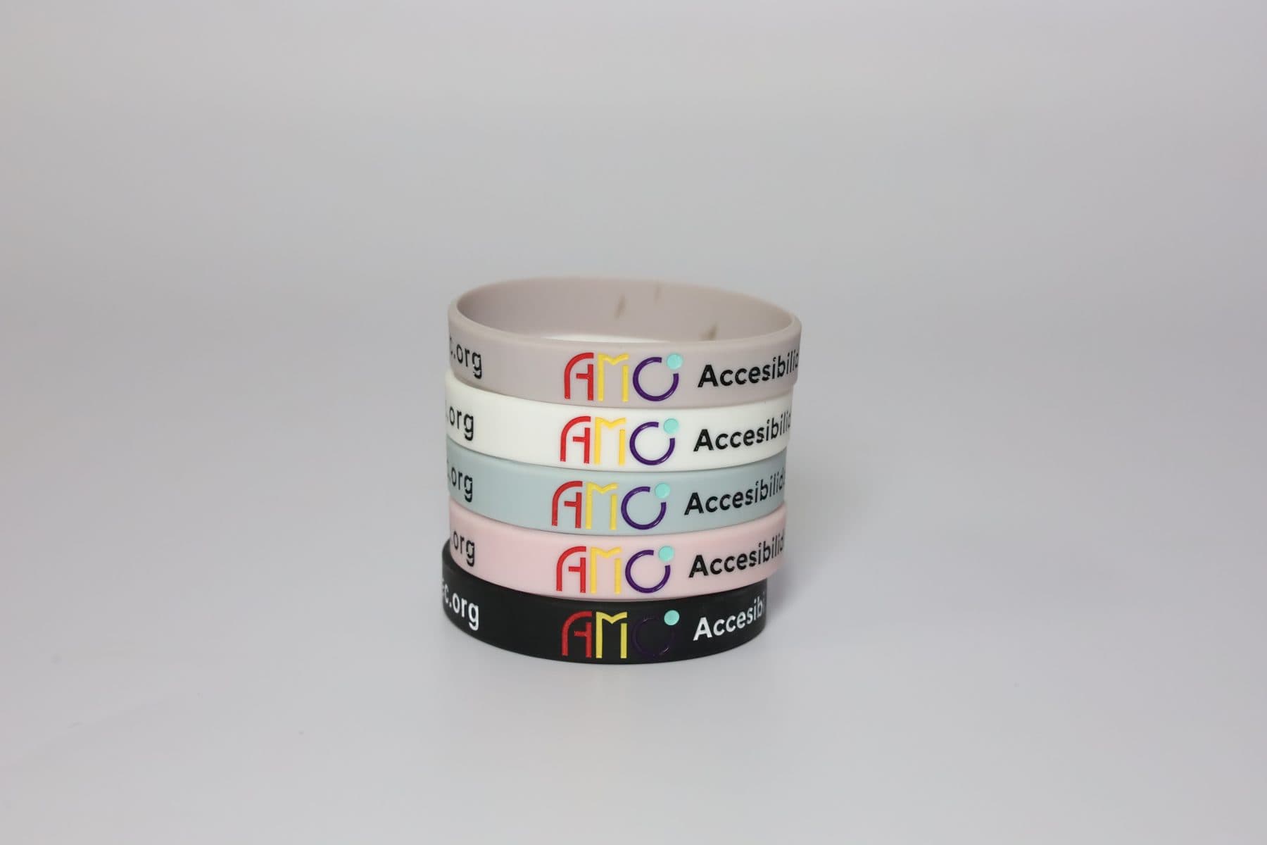 Pila de pulseras de los cinco colores