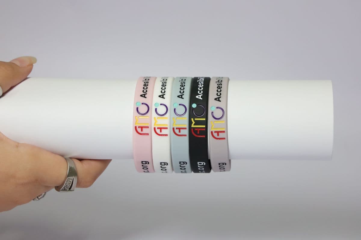 Las cinco pulseras alrededor de un tubo blanco