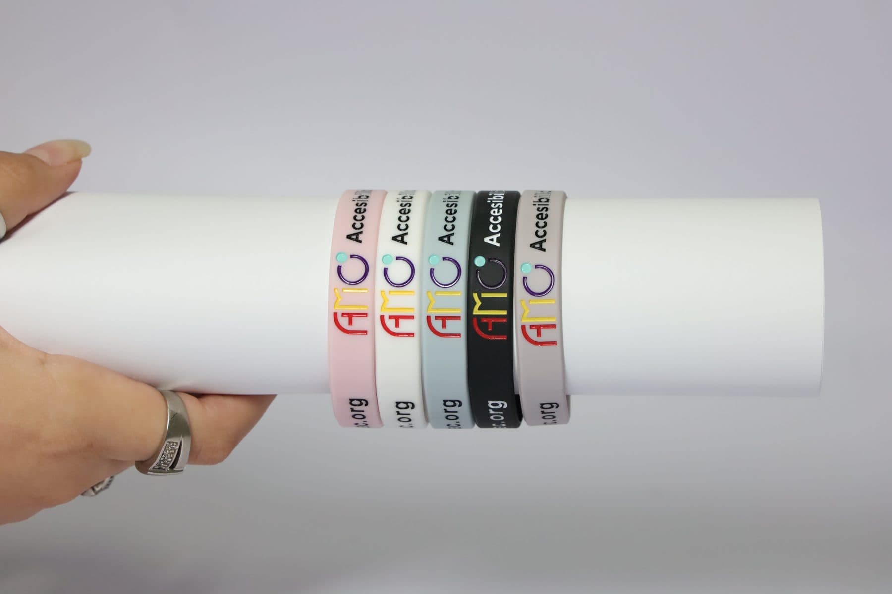 Las cinco pulseras alrededor de un tubo blanco